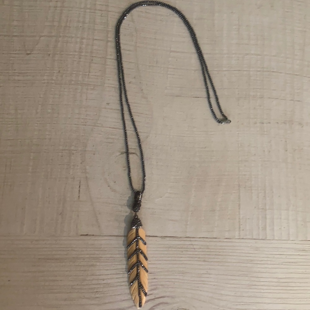 Beautiful ladies necklace 19”